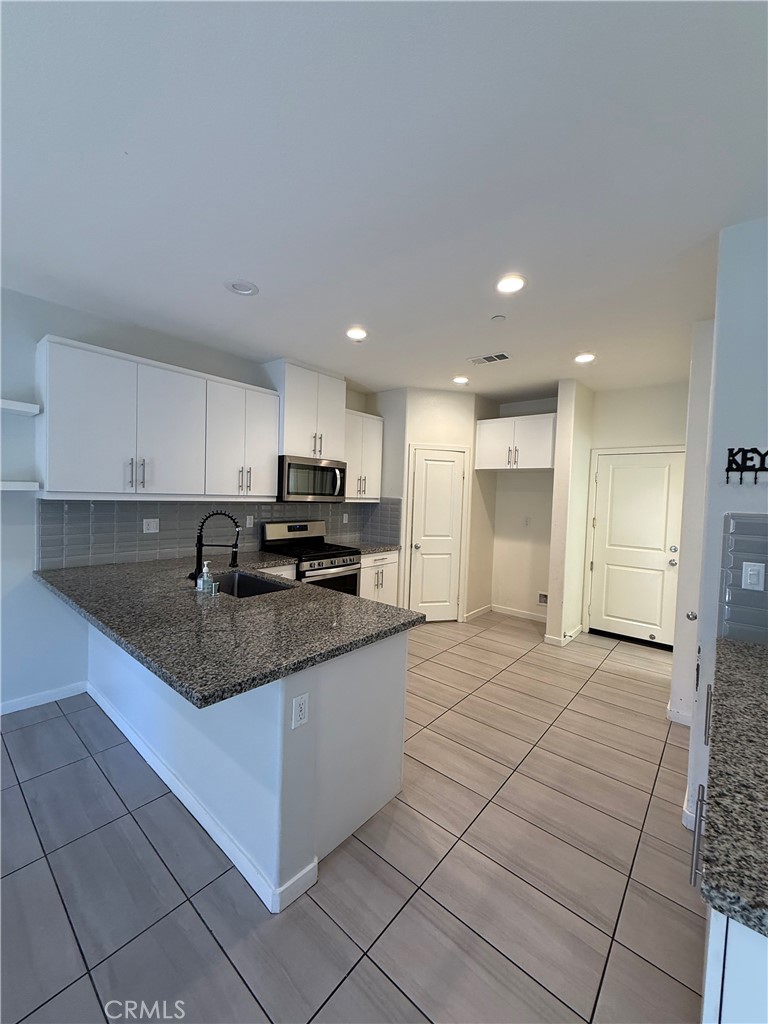 27459 Red Rock Property Photo 6