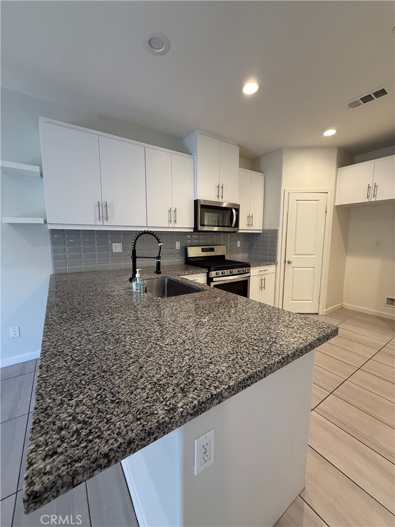 27459 Red Rock Property Photo 9