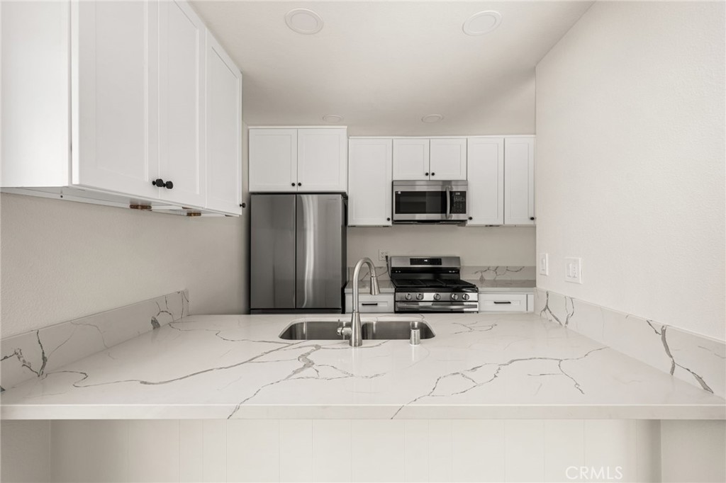 780 N Shattuck Pl Property Photo 9