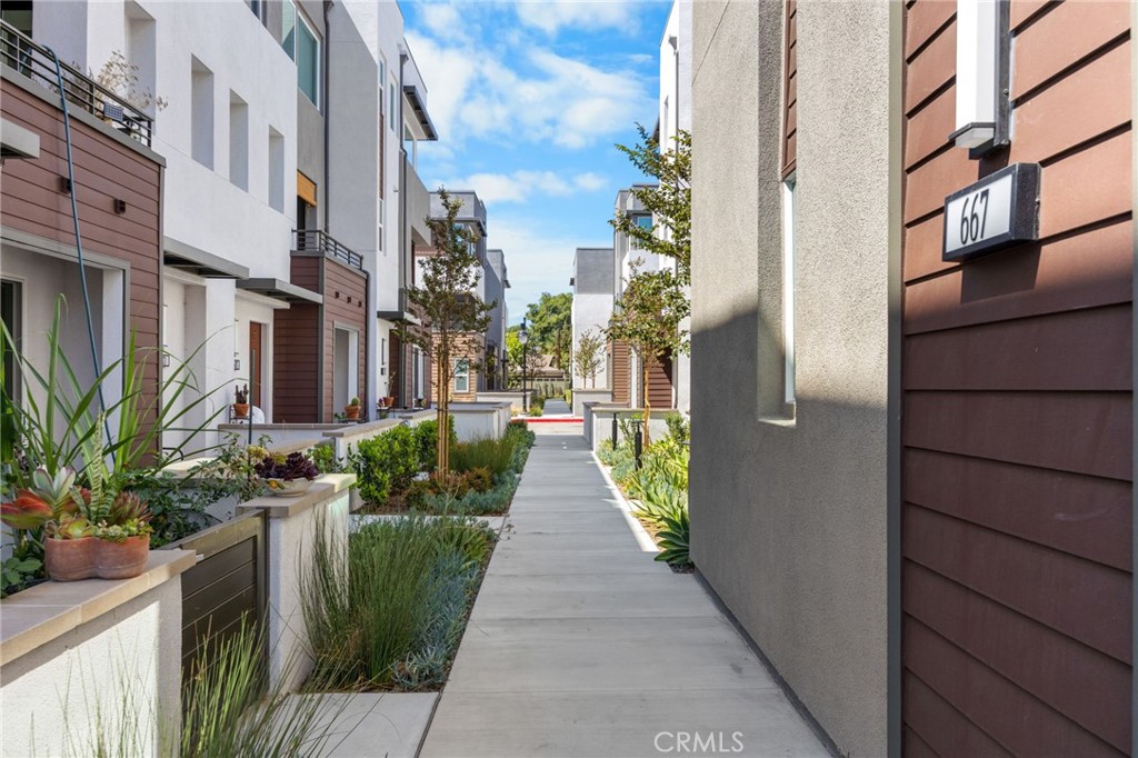 669 S Lyon Street Property Photo 1