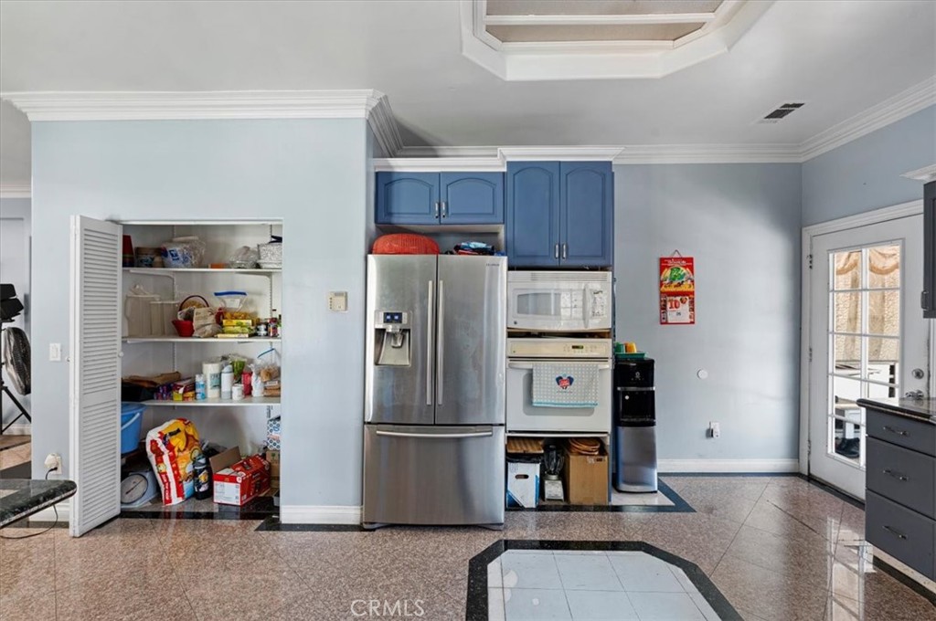 221 W Le Roy Property Photo 10