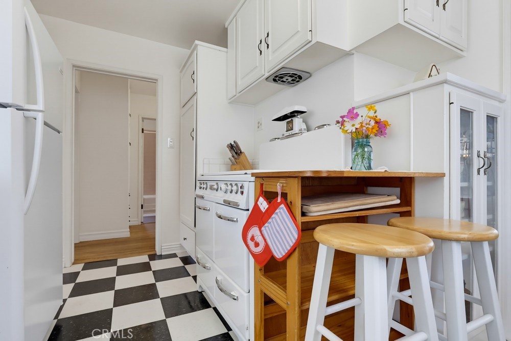 1366 Roycroft Property Photo 10