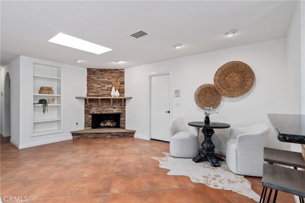 986 Post Road Property Photo 16