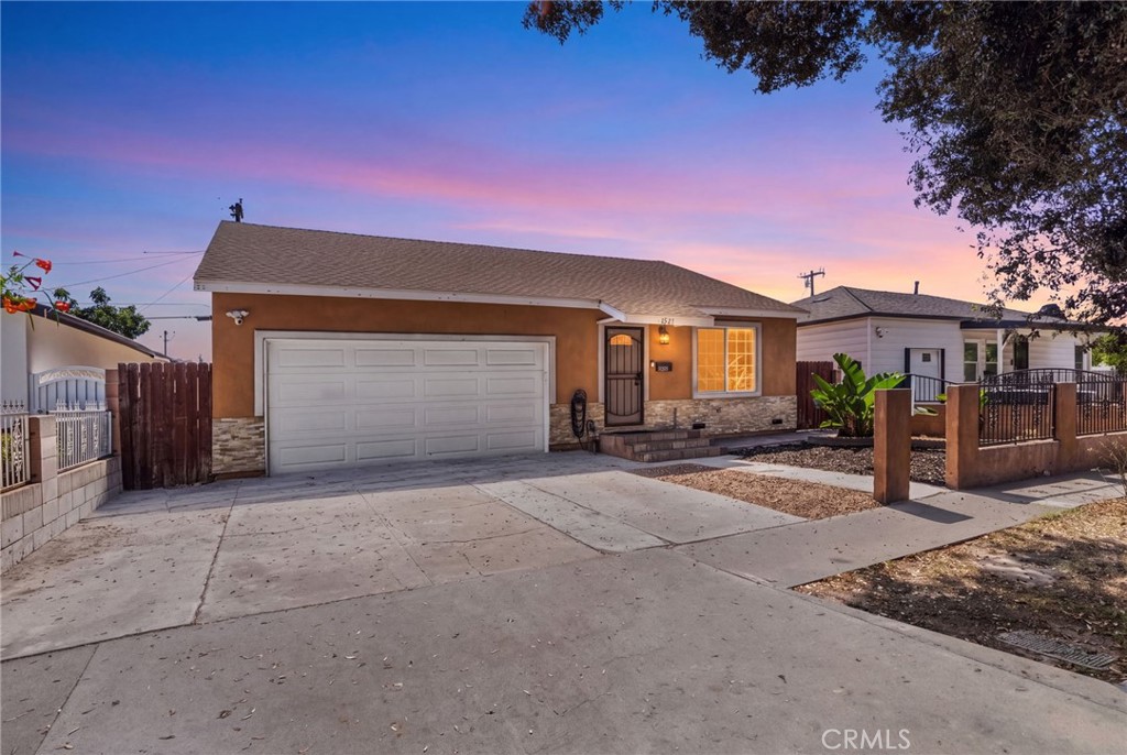 2211 Oak Street Property Photo