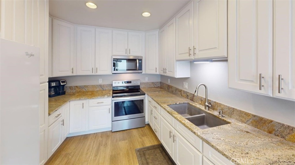11043 Sherman Way Property Photo 7