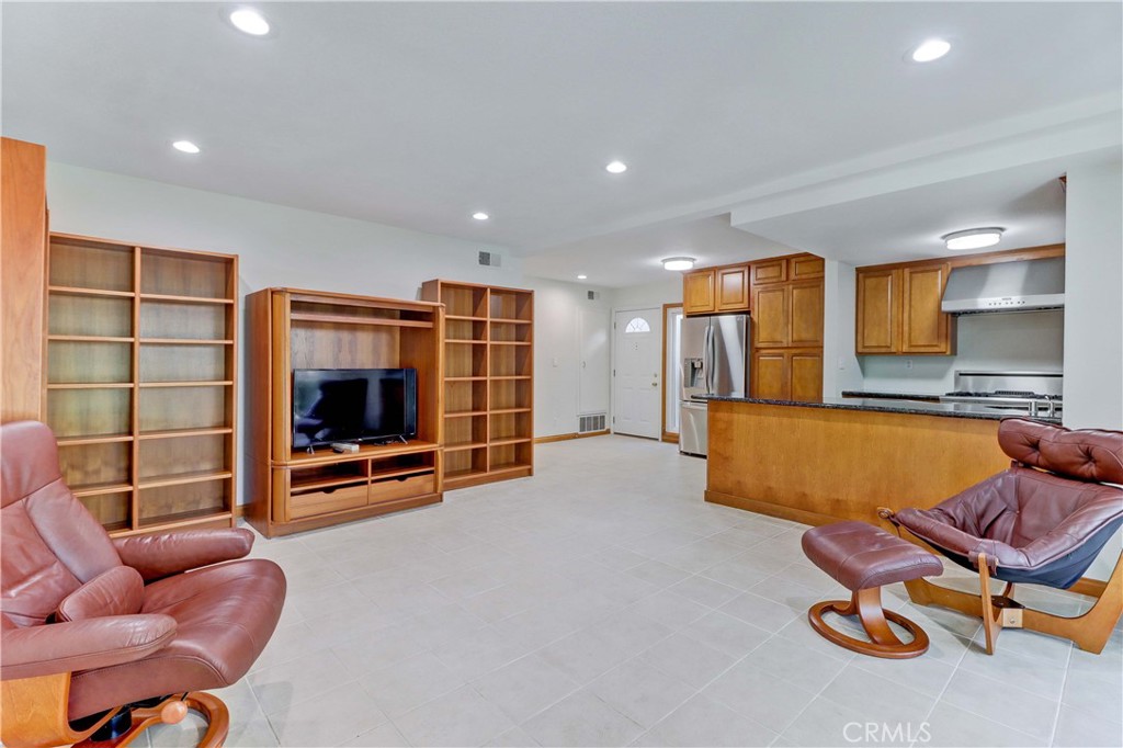 3050 S Bristol 4d Property Photo 3