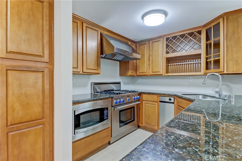 3050 S Bristol 4d Property Photo 4