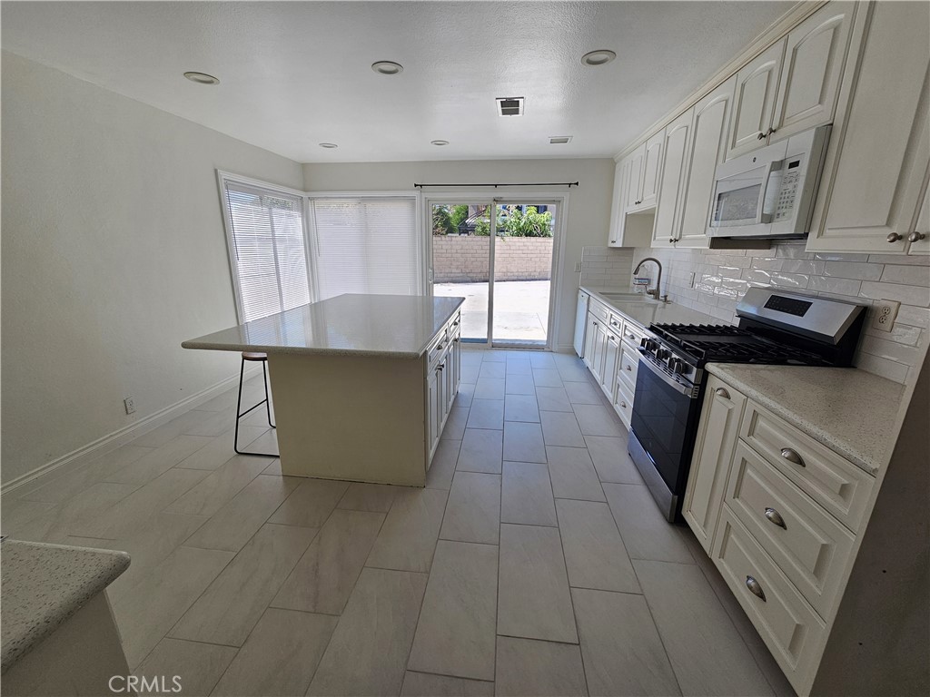 4552 Cheviot Property Photo 4