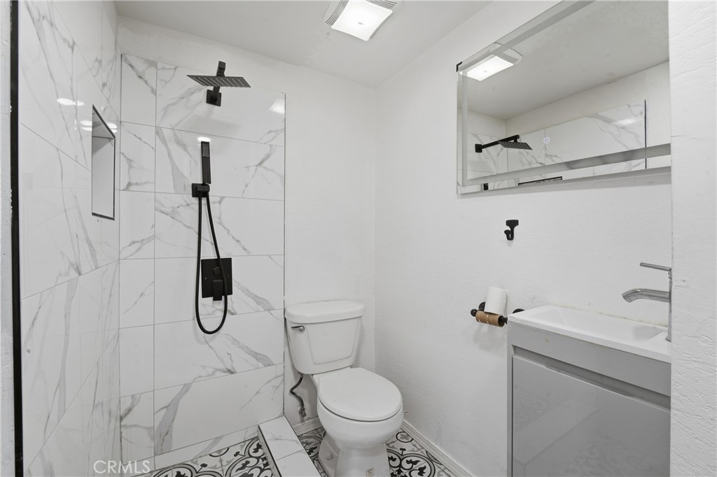2915 E 60th Pl A Property Photo 19