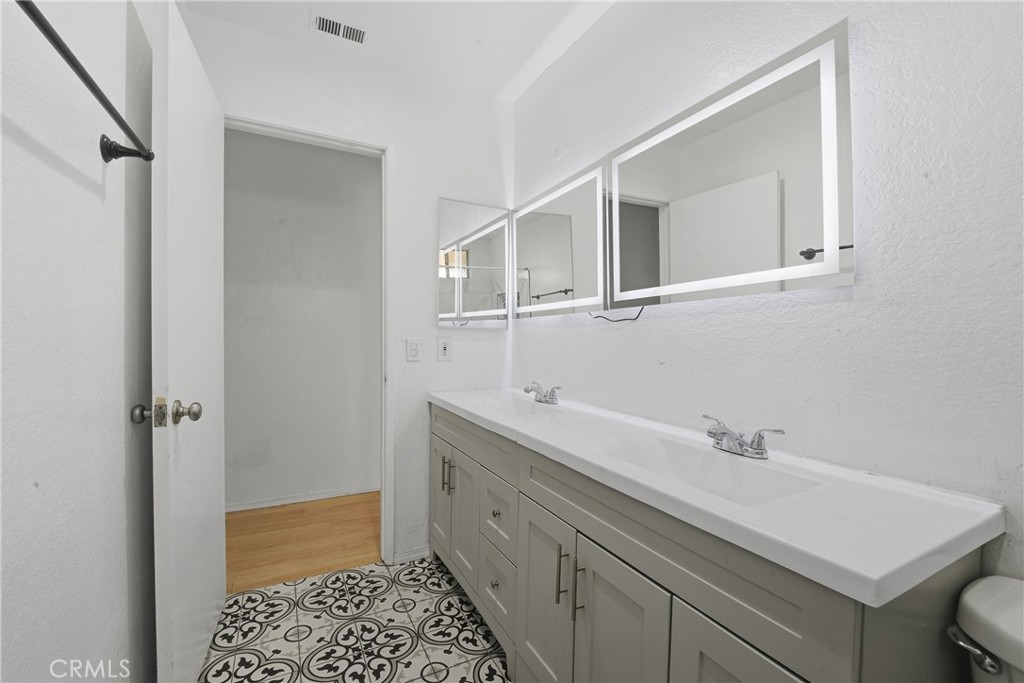 2915 E 60th Pl A Property Photo 34