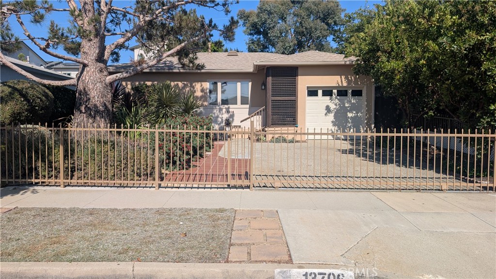 13706 S Berendo Property Photo 1