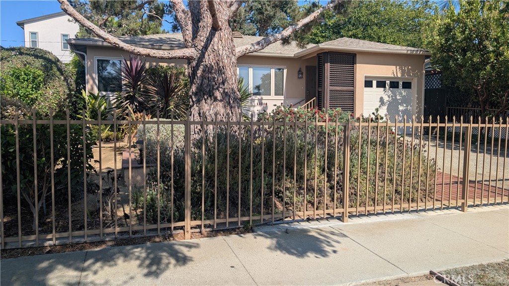 13706 S Berendo Property Photo 2