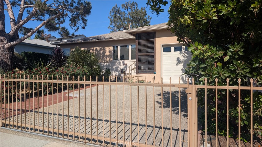 13706 S Berendo Property Photo 3