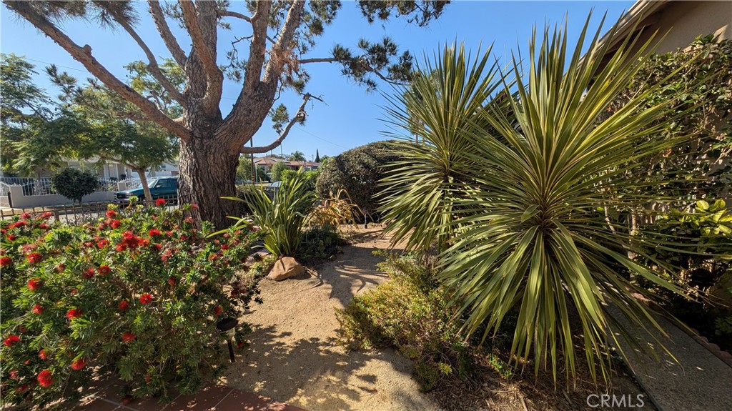 13706 S Berendo Property Photo 5
