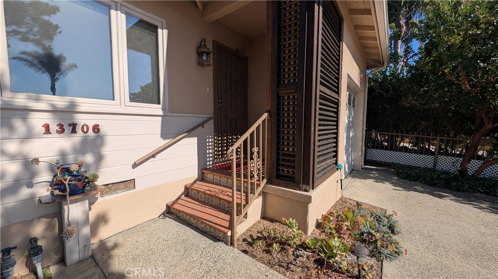 13706 S Berendo Property Photo 6