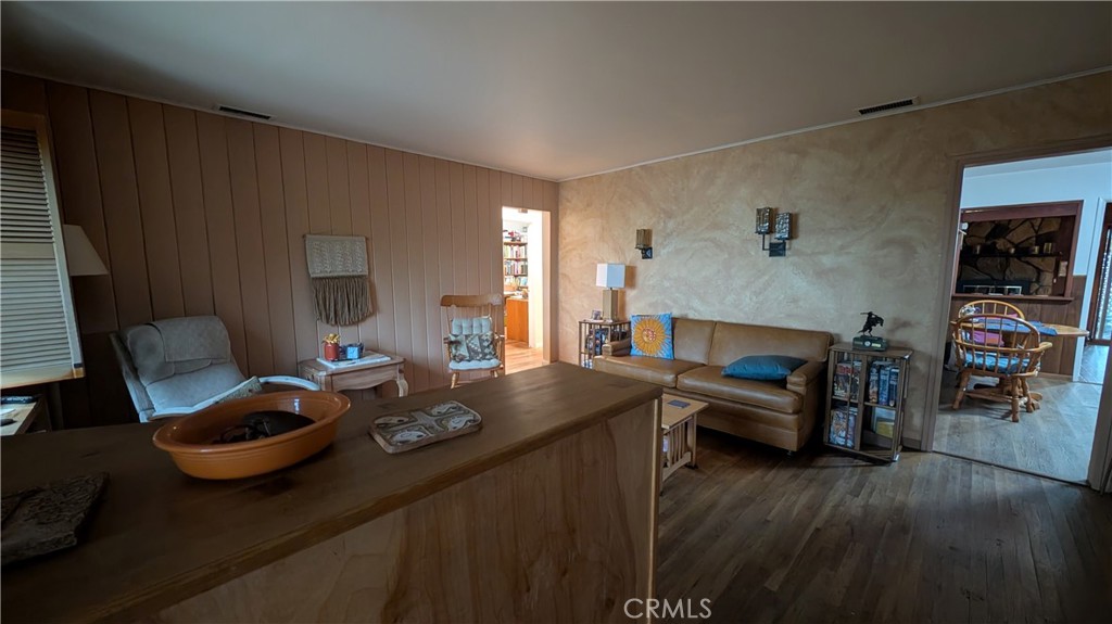 13706 S Berendo Property Photo 7