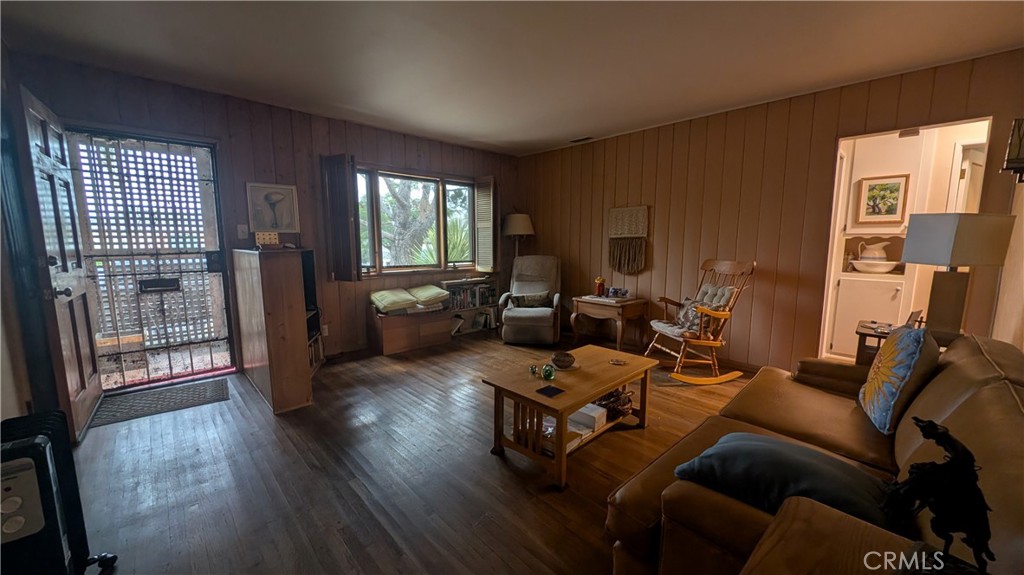 13706 S Berendo Property Photo 8