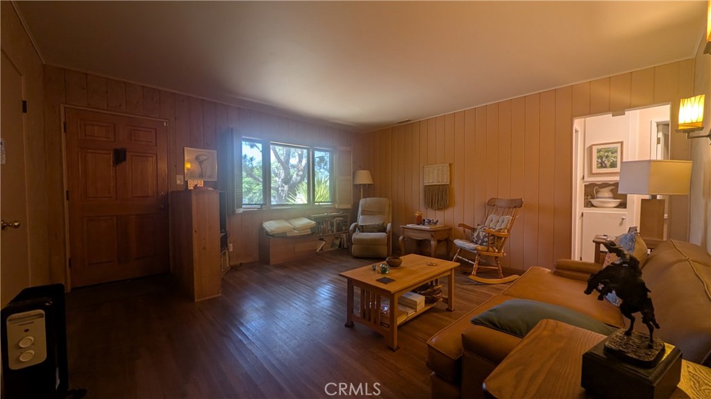 13706 S Berendo Property Photo 10