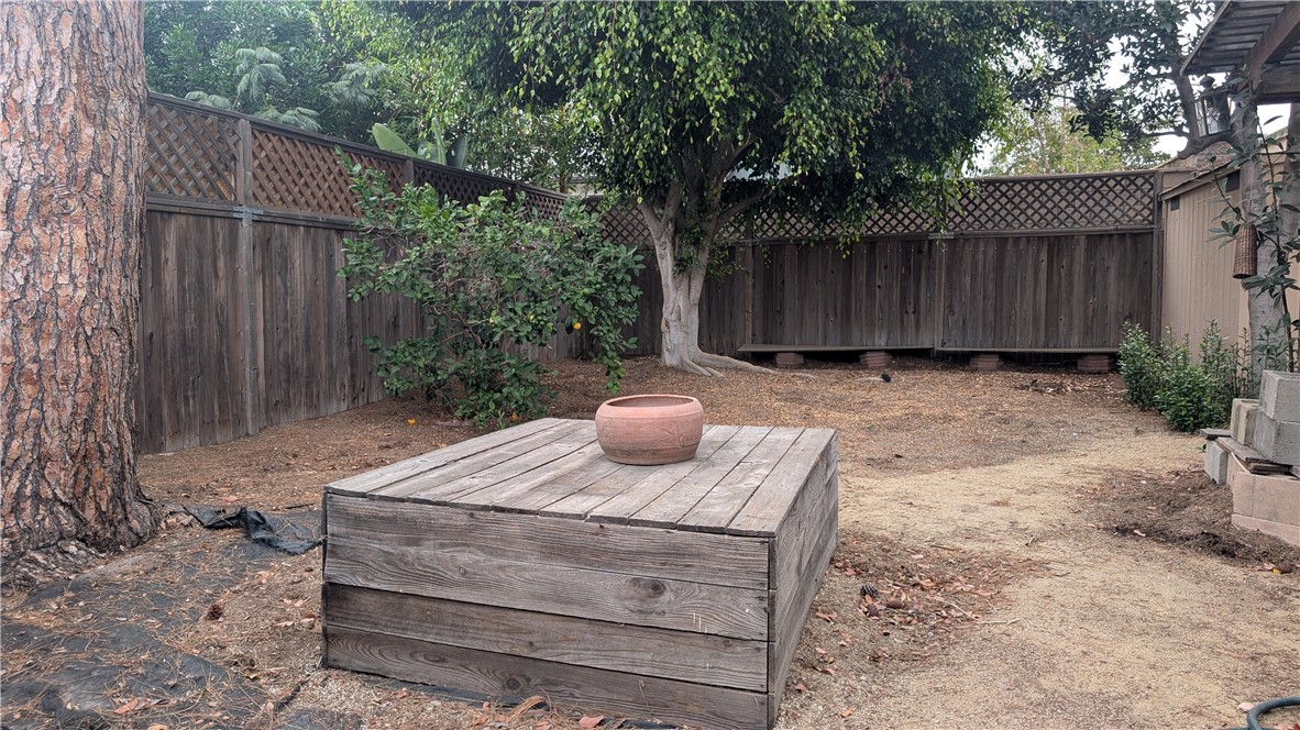 13706 S Berendo Property Photo 32