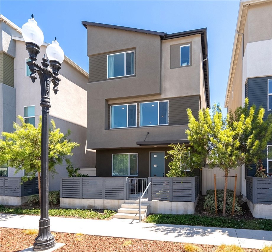 924 E 3rd Street Property Photo