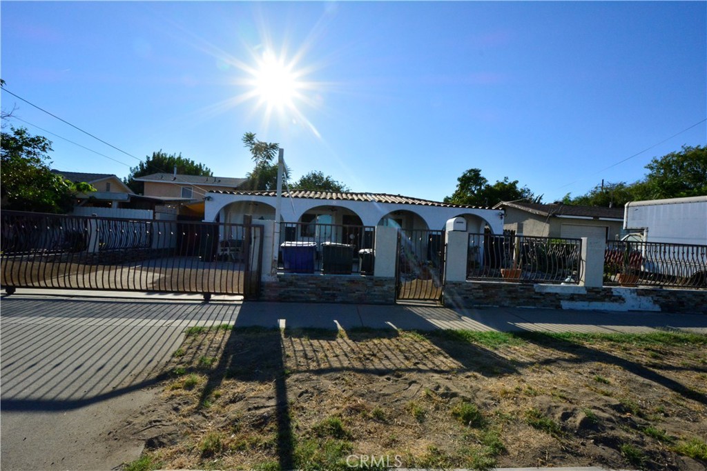 1214 S Sultana Property Photo 1