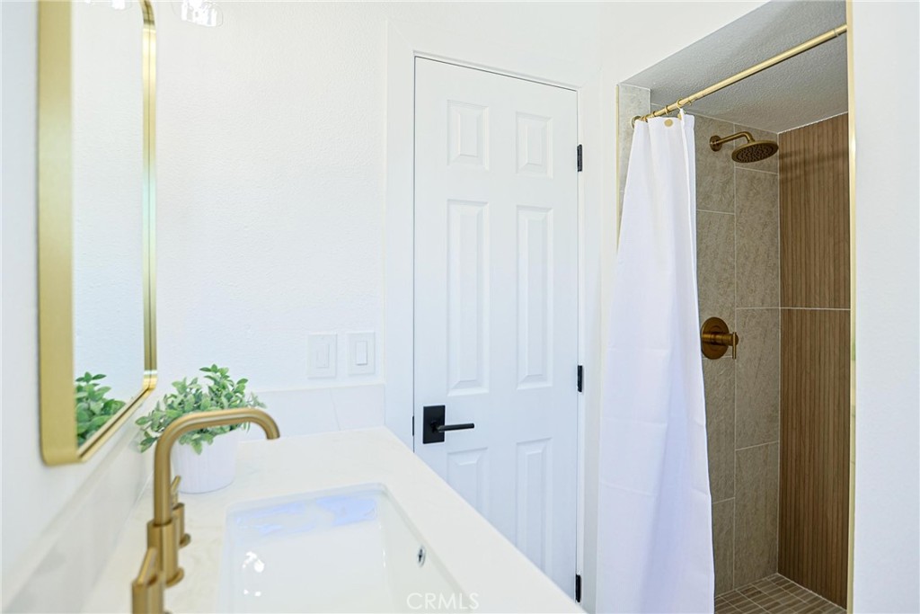 1246 E Turin Property Photo 19