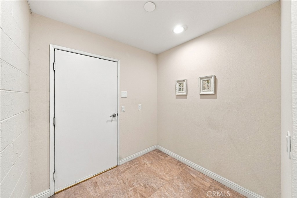 1665 E 68th 21 Property Photo 2