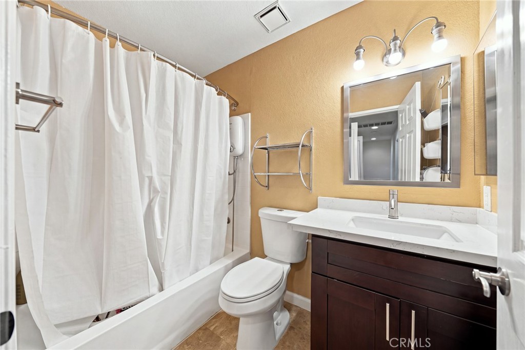 1665 E 68th 21 Property Photo 28