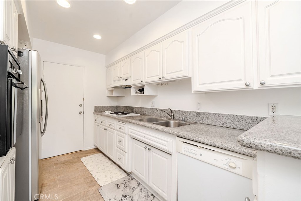 972 E California Boulevard 202 Property Photo 9