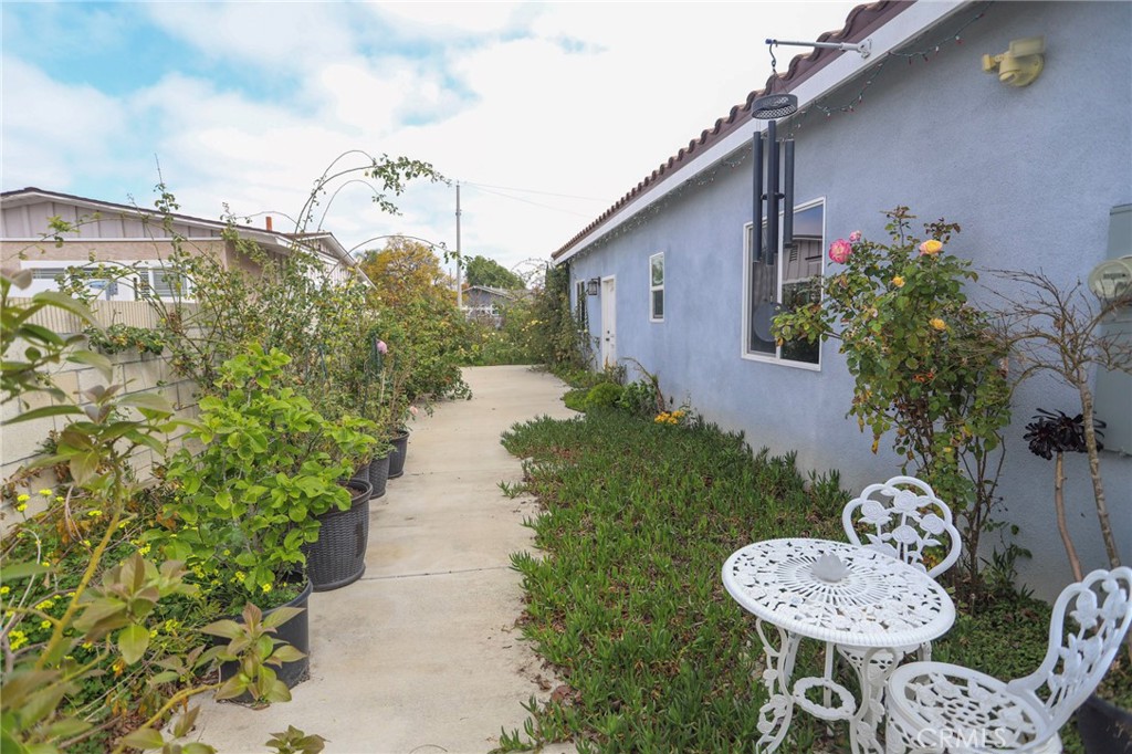 11239 Bowles Avenue Property Photo 4