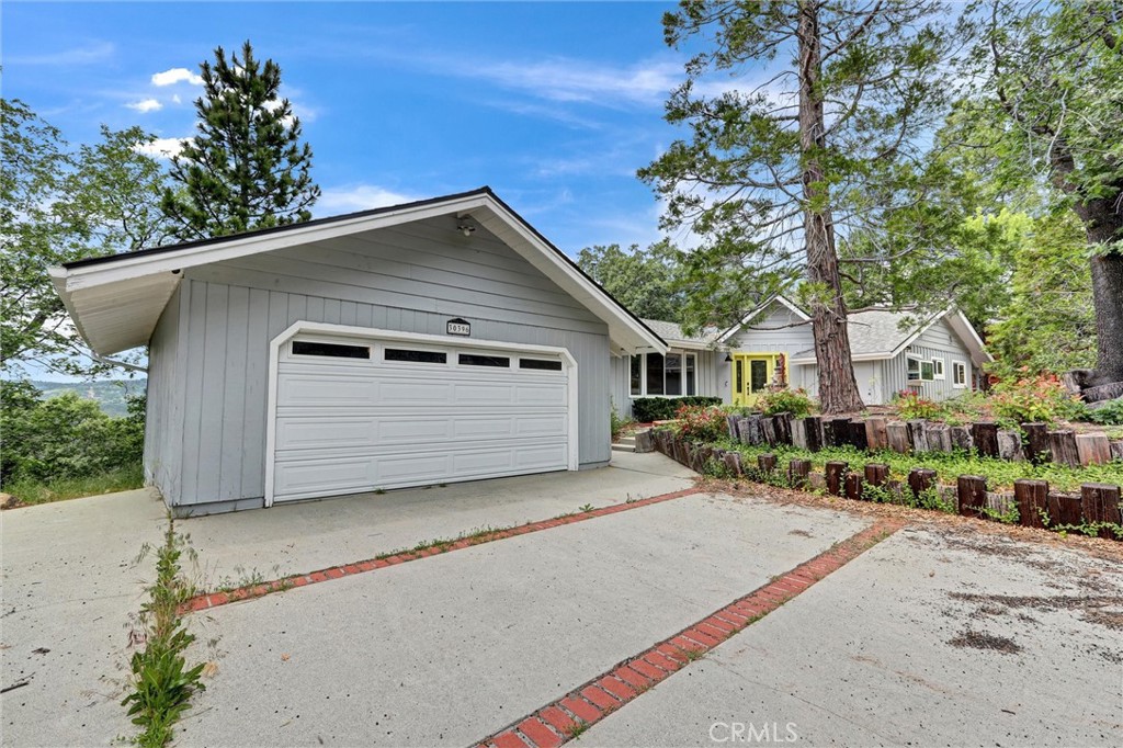 30396 Live Oak Drive Property Photo 3