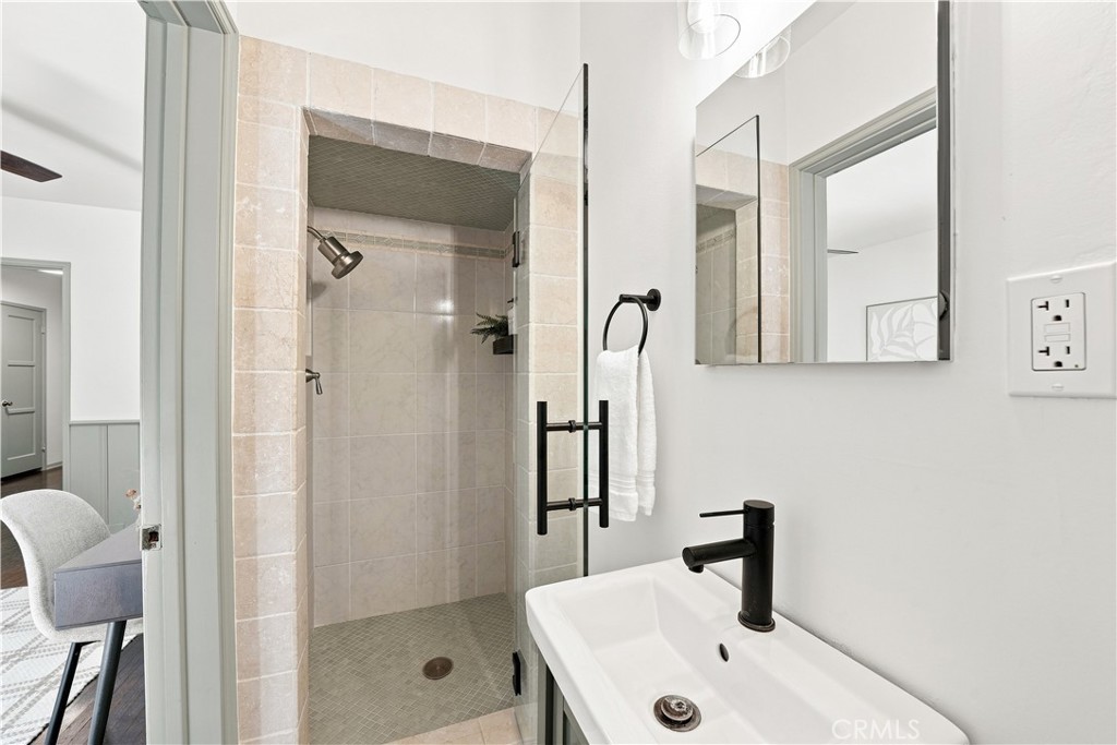 528 W Burnett Property Photo 14