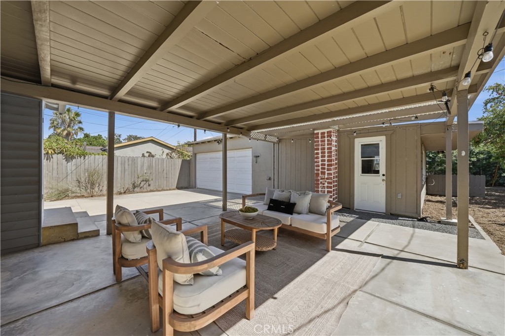 528 W Burnett Property Photo 21
