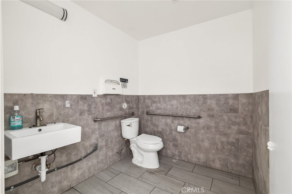 1733 E Anaheim Property Photo 16
