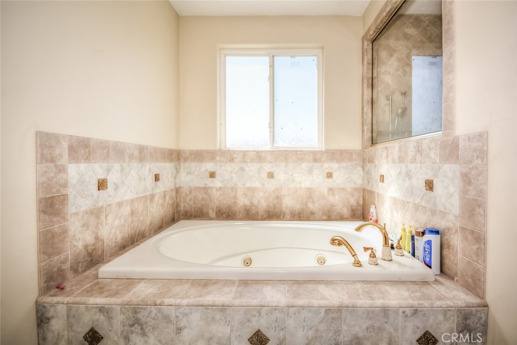 13830 Paramount Property Photo 17