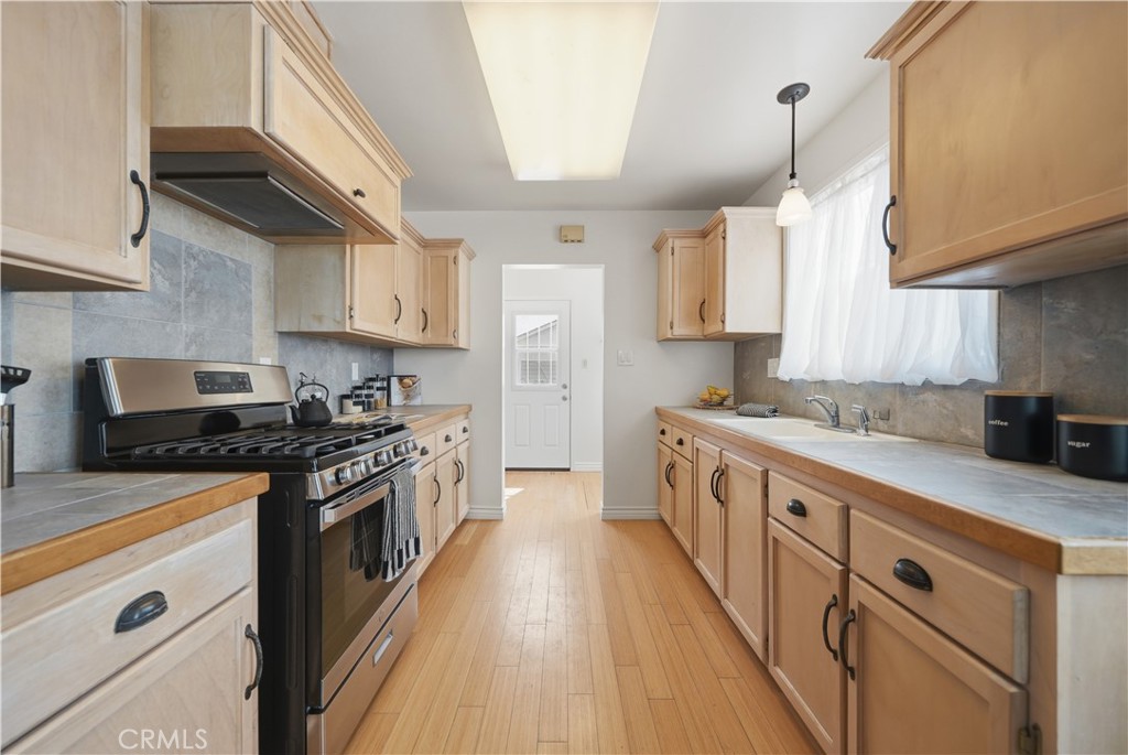 4646 Deeboyar Avenue Property Photo 8