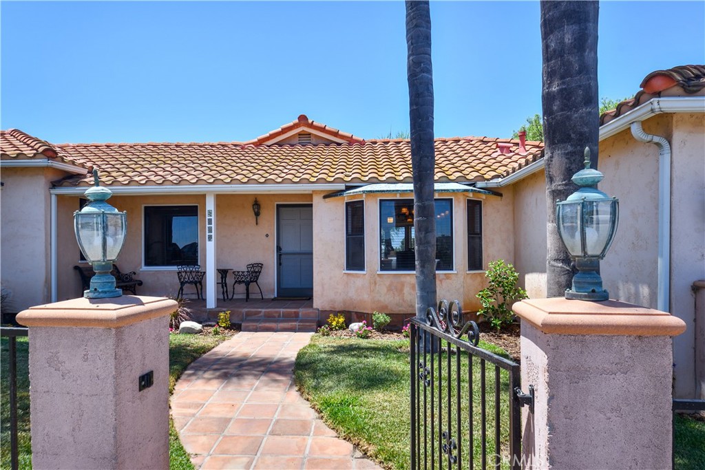 1553 Amate Property Photo 3