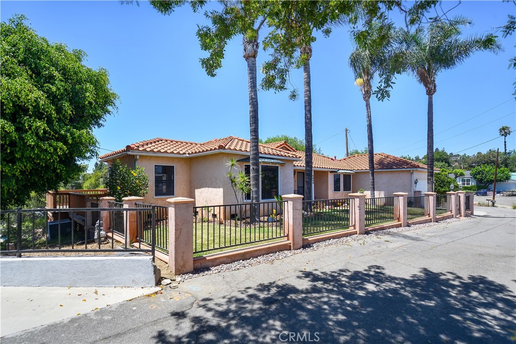 1553 Amate Property Photo 4