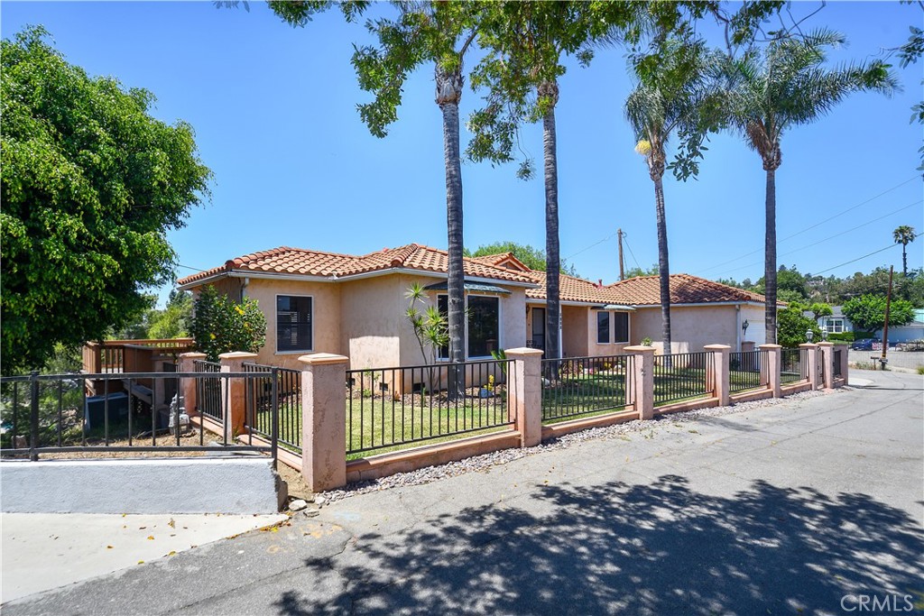 1553 Amate Property Photo 4