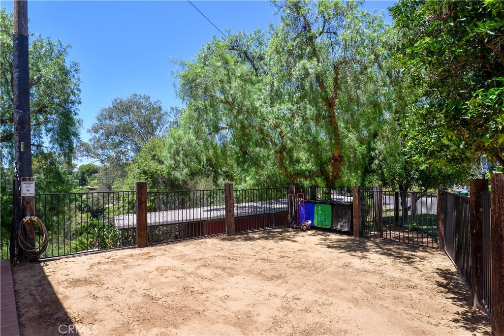 1553 Amate Property Photo 57