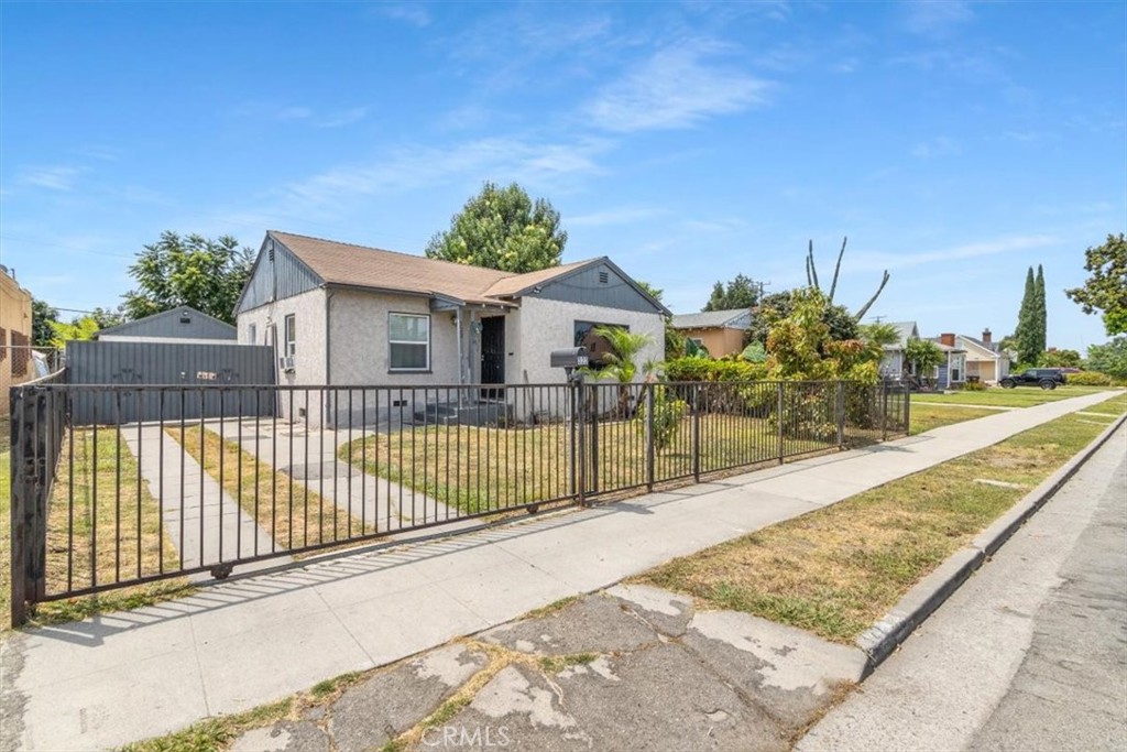 322 W School Street Property Photo 1