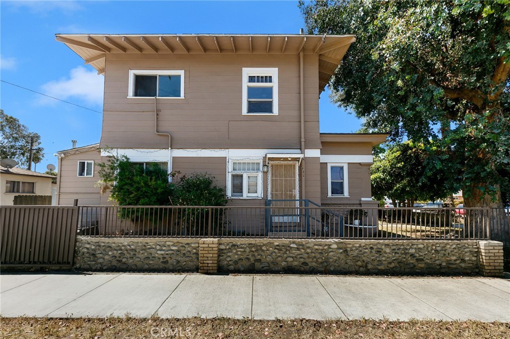 1636 N Stanton Property Photo 3