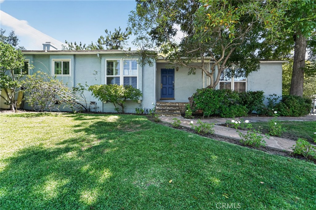 2201 E Glenoaks Property Photo 1