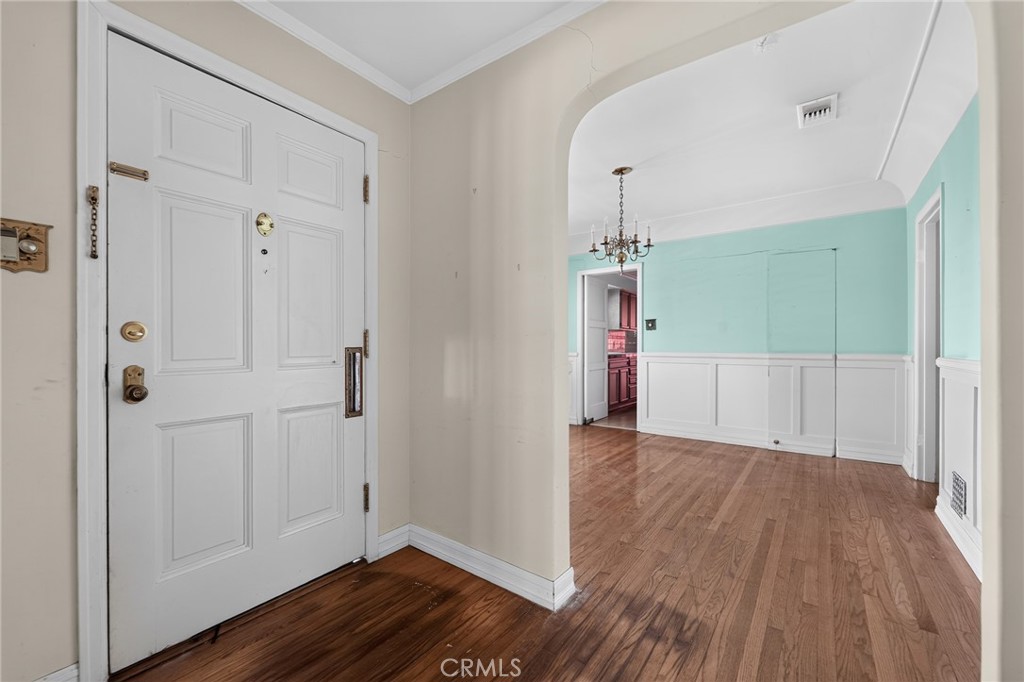 2201 E Glenoaks Property Photo 2