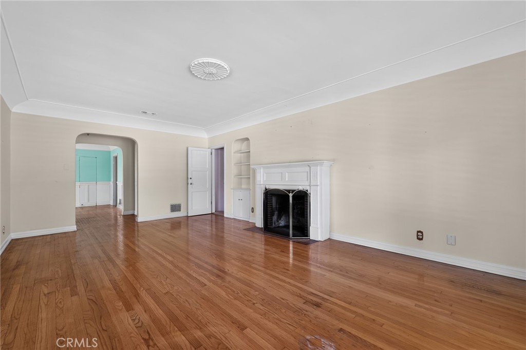 2201 E Glenoaks Property Photo 3
