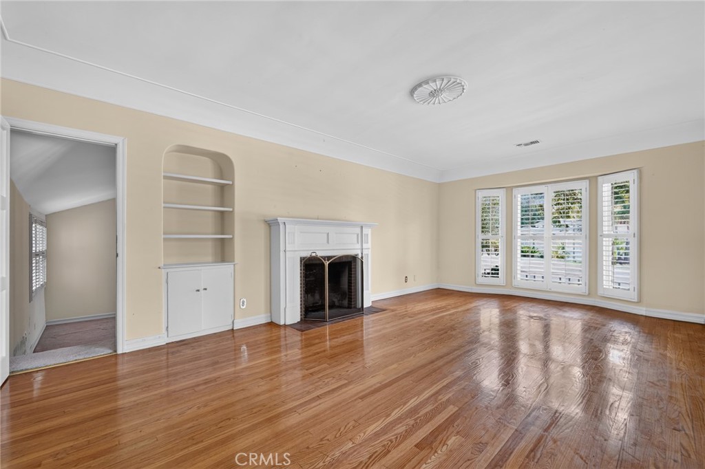 2201 E Glenoaks Property Photo 4