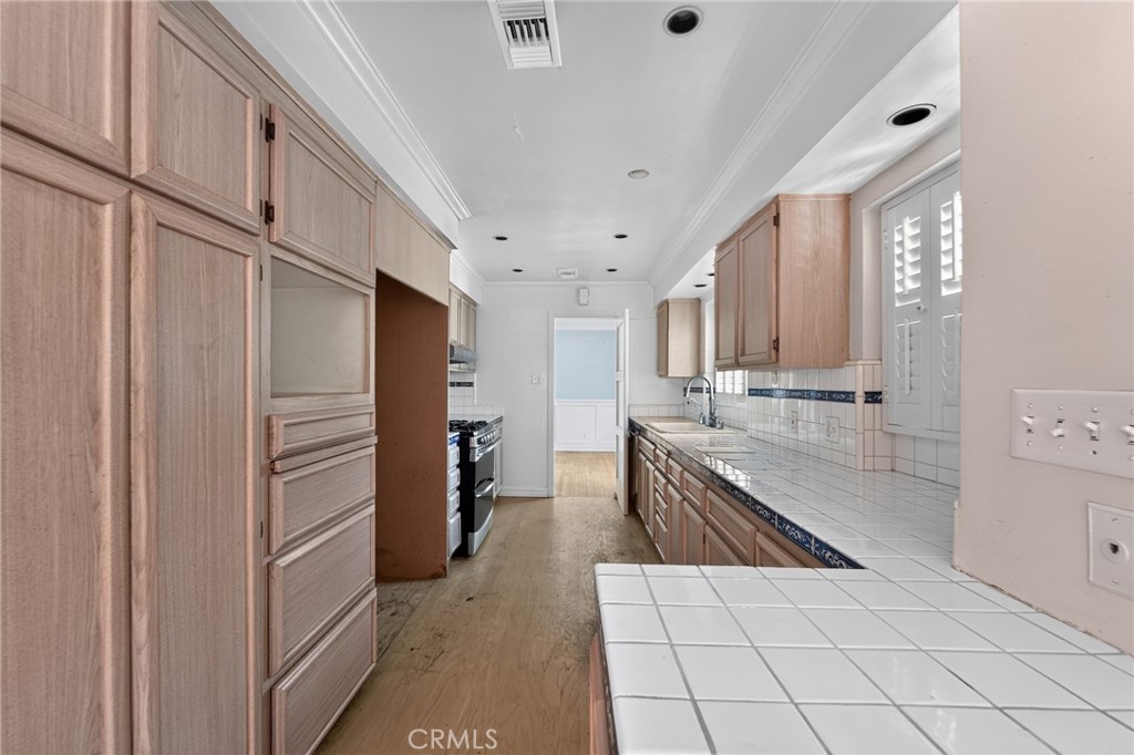 2201 E Glenoaks Property Photo 6