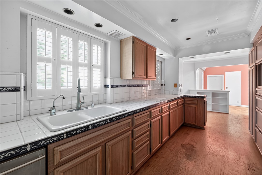 2201 E Glenoaks Property Photo 9
