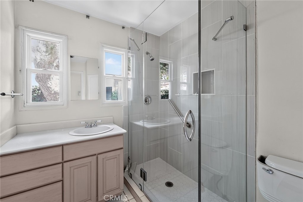 2201 E Glenoaks Property Photo 23