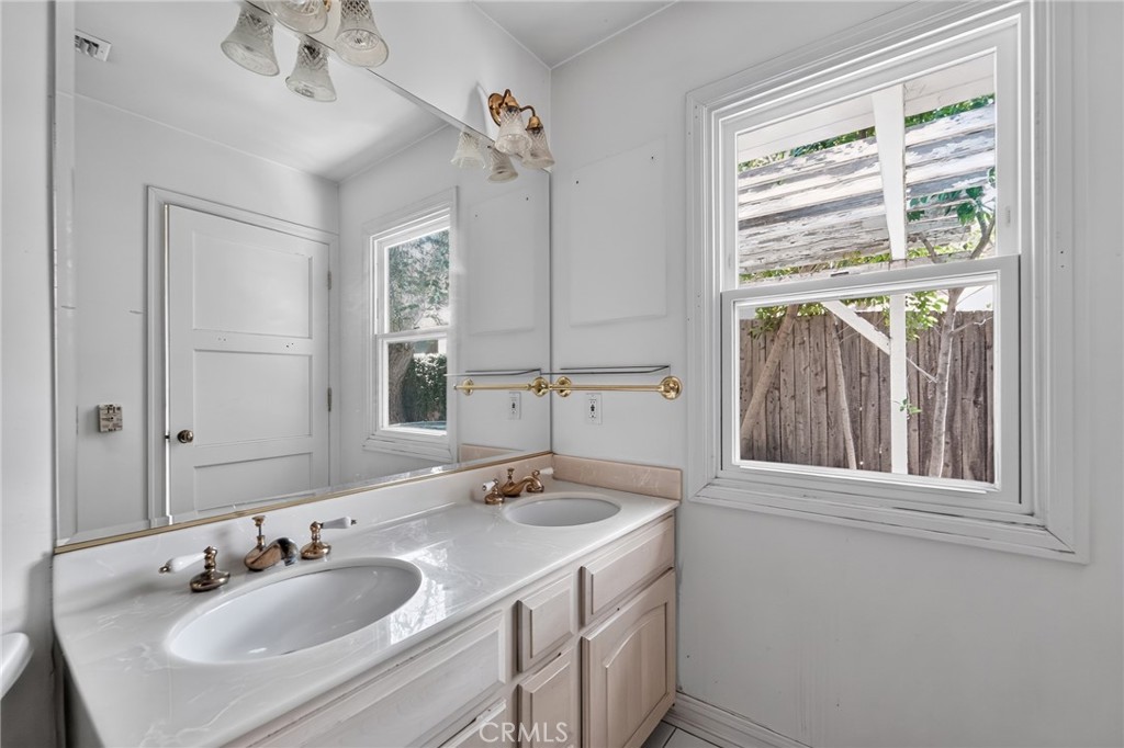 2201 E Glenoaks Property Photo 25